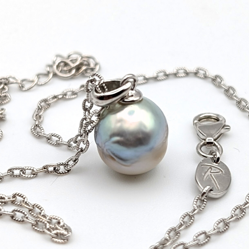 MOONMETAL Commanding 10.5mm South Sea Pearl Pendant Necklace