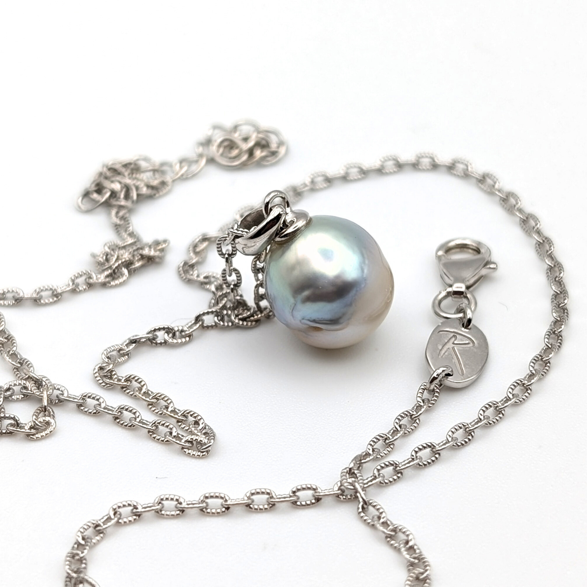 MOONMETAL Commanding 10.5mm South Sea Pearl Pendant Necklace