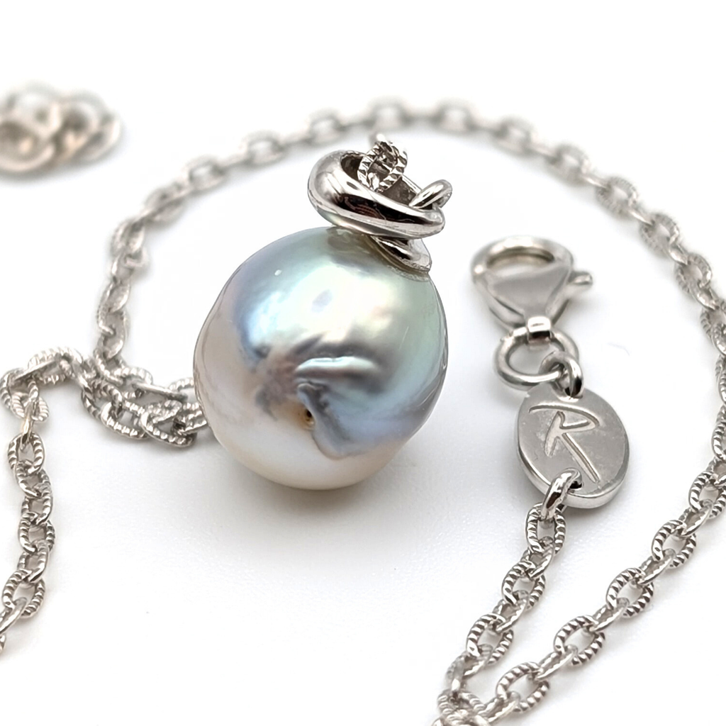 MOONMETAL Commanding 10.5mm South Sea Pearl Pendant Necklace