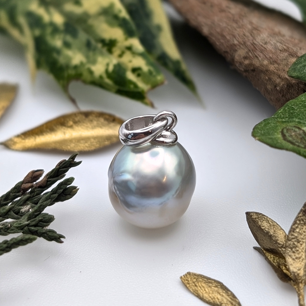 MOONMETAL Commanding 10.5mm South Sea Pearl Pendant Necklace