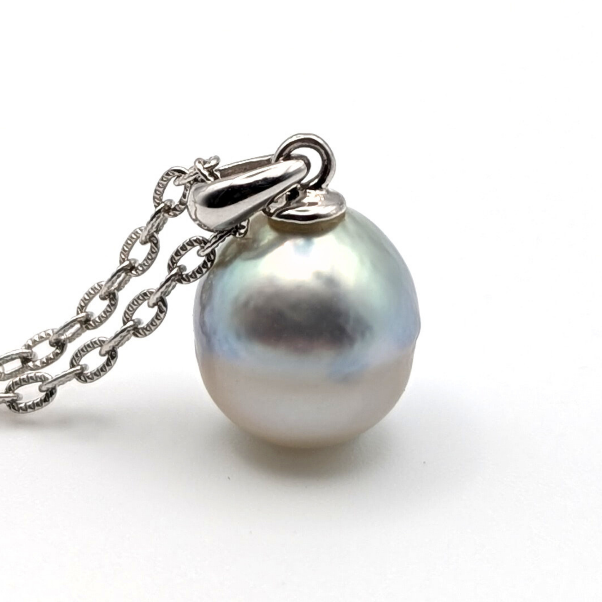 MOONMETAL Commanding 10.5mm South Sea Pearl Pendant Necklace