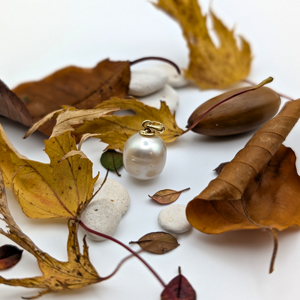 gold south sea pearl pendant with leaf background